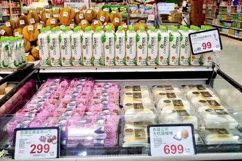 ▲家樂福改名前舉辦最後一波強檔活動「泰國主題週」，泰國直送水果通通特價。（圖／家樂福提供）