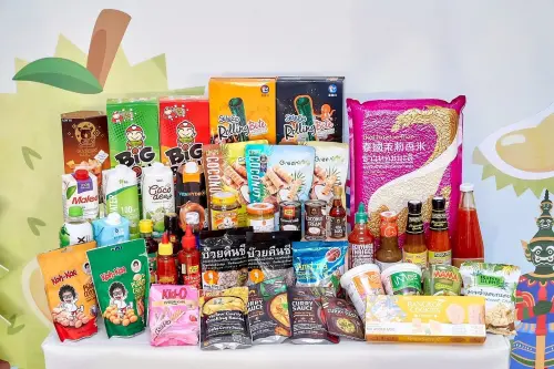 ▲豐富的泰國必買零食大促銷，爆紅新商品「樂天小熊餅泰式奶茶口味家庭號」特價139元。（圖／家樂福提供）