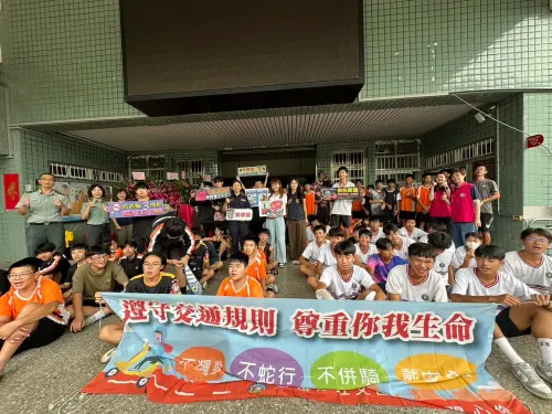 ▲高雄市警交大結合民間大型車業者、仁武分局合作，將實體大型車輛移至校園內。透過「身歷其境」的沉浸式體驗，讓高中生們體會大型車的潛在危險。（圖／高市警交大提供）