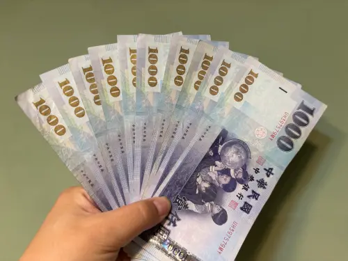 ▲明天（28日）將有勞保年金、災保年金、災保失能補助與勞退月退休金等 4 筆給付接力發放，其中勞保年金最高每月可領 5.2 萬元，民眾可多加留意個人帳戶撥款。（示意圖／記者徐銘穗攝）