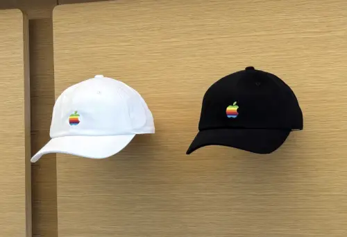 ▲彩虹Apple Logo帽子設計簡約，定價40美元，成為WWDC26前夕蘋果新周邊亮點之一。（圖／翻攝Mr. Macintosh X）