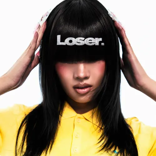 ▲Karencici（如圖）推出新專輯《Loser.》，認為世上沒有絕對的贏家，既然人永遠有不滿足的時刻，不如坦然當個Loser，誠實活出最真實的樣貌。（圖／華納音樂提供）