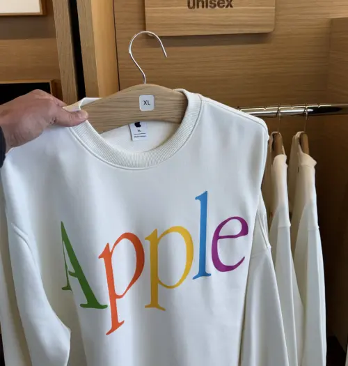 ▲蘋果推出彩虹Garamond字體大學T，復古Apple字樣搭配彩虹配色。（圖／翻攝Mr. Macintosh X）