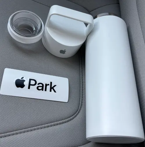 ▲Apple Park限定水瓶採極簡白色設計，瓶蓋可拆開並附提把，瓶身與貼紙皆有Apple Park識別。（圖／翻攝Mr. Macintosh X）