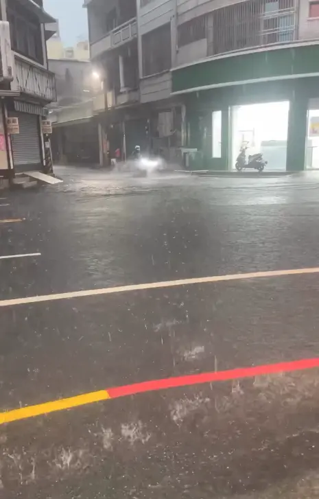▲屏東東港積淹水，機車行經噴濺起水花。（圖／翻攝自Threads@wunell）