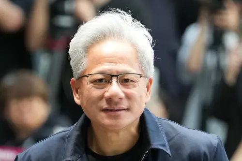 黃仁勳赴韓掀暴動！台灣人喊3個字　國民乾爹直接大迴轉幫他簽名