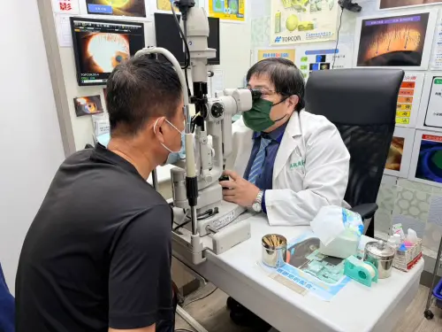 ▲洪啟庭說，喇牙看到人大多會快速閃開，像陳男這樣正好掉入眼內極為罕見，一旦被咬傷，先以清水沖洗傷口、冰敷止痛並且立即就醫，才是正確做法。(圖／洪啟庭醫師提供)