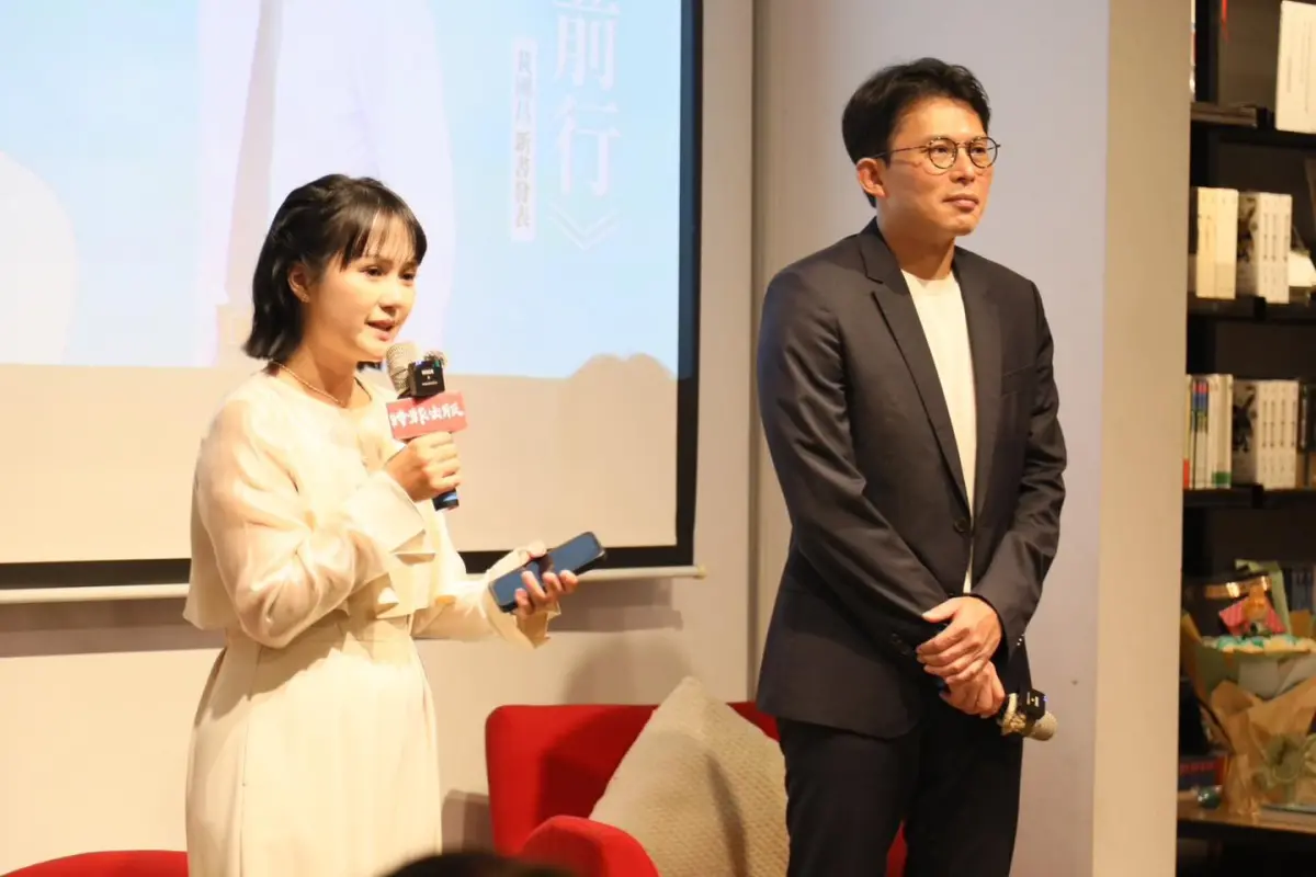 ▲黃國昌新書揭露當年與前總統蔡英文、時任總統府副秘書長姚人多在官邸密會時，他被下封口令，姚人多酸他別扭曲事實。（圖／黃國昌臉書）
