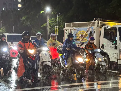 ▲近日連續大暴雨，不少騎車上班的機車族都希望擁有一件「不會漏水」的雨衣，有網友上網請益雨衣推薦引發討論。（圖／記者徐銘穗攝）
