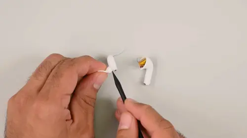 ▲暴力拆解山寨AirPods Pro 3的慘狀，假貨矽膠耳塞被膠水黏死，硬拔導致耳機前段直接斷裂分離，連帶扯斷了內部低廉成本製作的焊接銅線。(圖／翻攝iFixit YT)