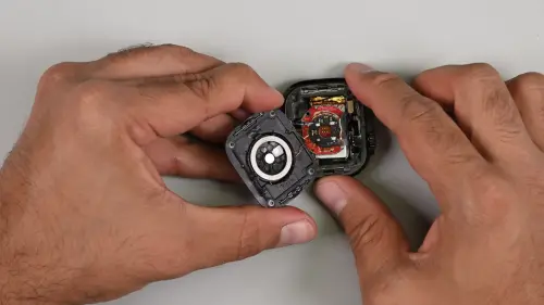 ▲拆解山寨Apple Watch Ultra 3發現背蓋採塑膠材質，內部廉價電池容量僅260mAh，且未裝設固定托盤，直接粗糙地焊死在主機板上。(圖／翻攝iFixit YT)