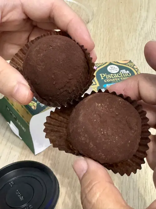 ▲全聯開心果可可脆Q餅拆封實測。爆紅甜品口味引發兩極激辯，有人大讚CP值高、也有人直指口感偏甜黏牙。（圖／翻攝自臉書「我愛全聯好物老實說」社團）
