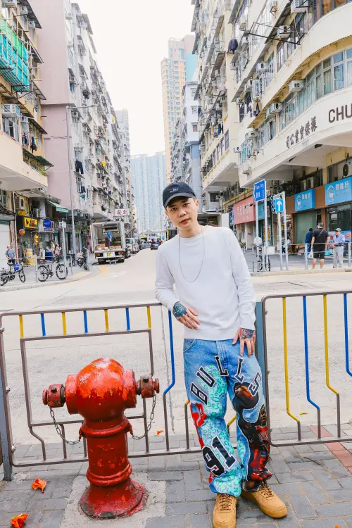 ▲蕭秉治（如圖）提及對於香港印象，透露很多記憶都和一路提攜他的任賢齊有關。（圖／相信音樂提供）