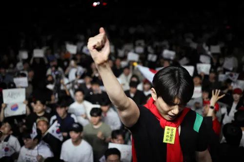 ▲韓國本次地方選舉，部分地區因發生投票紙不夠的離譜情況，引發韓國民眾不滿，進而發起抗議，質疑選舉舞弊與不公。（圖／路透／達志影像）