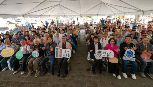 ▲首屆國定65工藝節以「日日都是工藝日，人人都是工藝人」為精神，邀請全民共同參與工藝生活，全體來賓共同合影留念。（圖／主辦單位提供）