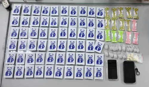▲ 警方在其車上起出各式毒品243件。（圖／記者郭凱杰翻攝）
