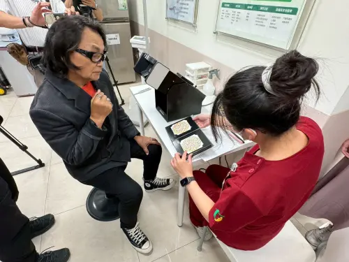 ▲交通部高齡代言人、雙金歌王沈文程已經完成高齡換照。（圖／交通部提供）