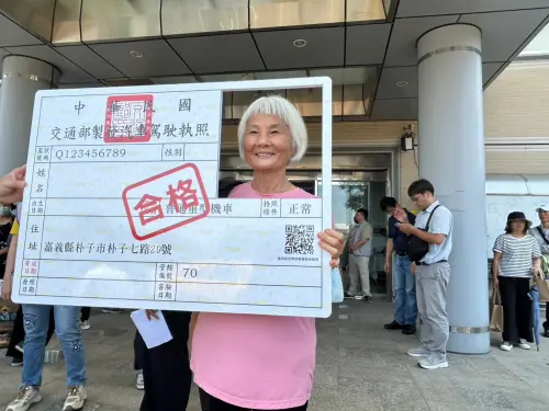 ▲長輩收到監理機關分批寄發換照通知書，再依通知時間前往辦理即可。（圖／交通部提供）