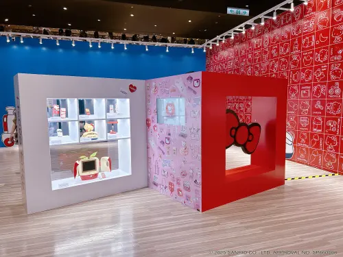 ▲展場展示Hello Kitty歷年珍貴收藏與經典周邊商品，回顧角色發展歷程。（圖／曼迪傳播）