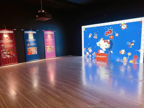 ▲高雄場推出台灣限定互動體驗，透過沉浸式投影技術感受Hello Kitty不同時期的魅力。（圖／曼迪傳播）