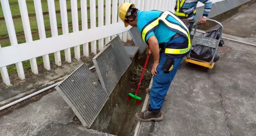 ▲輕軌方面，已完成機廠排水通路疏濬與營運全線1,424個排水箱的清淤，（圖／高市府捷運局提供）