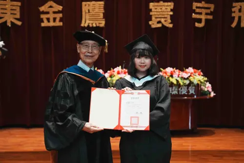 ▲嶺東科大應用外語系畢業生楊佩軒(右一)，為首屆嶺秀登峰榮譽代表.（圖／嶺東科大提供）
