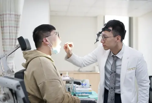 ▲黃聖凱醫師提醒，若離開現場後只是短暫耳悶或耳鳴，可先在安靜環境休息觀察；但若耳鳴、聽力下降、單側聽不清楚，或眩暈噁心等症狀持續超過24小時，應盡快至耳鼻喉科就醫檢查。（圖／翻攝光田診所粉專）