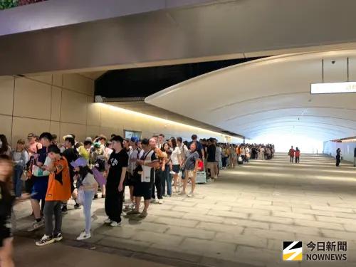 ▲統一獅本週聯名日本知名IP三麗鷗，推出一系列聯名商品，不少球迷一早就到大巨蛋排隊，從排隊到結帳花了將近3小時。（圖／記者陳柏翰攝,2026.6.6）