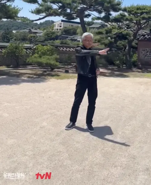 ▲黃仁勳跳〈Golden〉的舞步，被虧跟阿北復健一樣超可愛。（圖／IG@youquizontheblock）