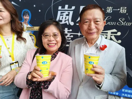 ▲首屆嵐星秀今日登場，中區50嵐執行長柯秋燕與宏恩基金會董事長吳子鈞聯袂出席。（圖／宏恩提供）