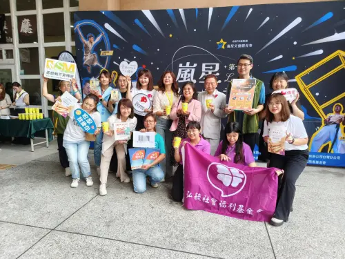▲台中市宏恩社會福利慈善基金會等六大公益社團，6日攜手中區五十嵐連鎖飲品舉辦嵐星秀募發票做公益。（圖／宏恩提供）