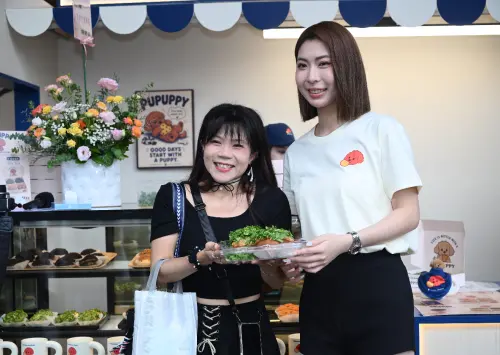 ▲林暄穎（右）與自稱「喜歡香菜是刻在骨子裡」的女生（左）開心合照。（圖／記者林柏年攝）