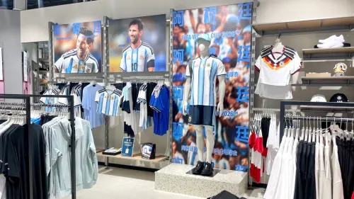 ▲高雄大立A館2F的adidas同步推出全新國家隊系列球衣。（圖／高雄大立提供）