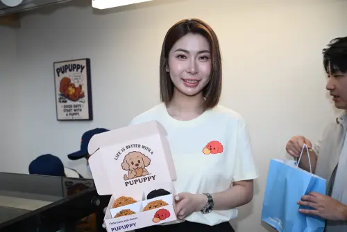 ▲林暄穎（中）今天是替友人的甜點快閃店站台，自己也有想開甜點店的計劃。（圖／記者林柏年攝）