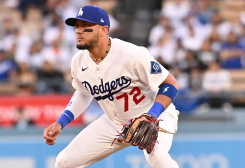 道奇待退老將超神美技！徒手接球長傳　MLB官方讚：年度最佳防守