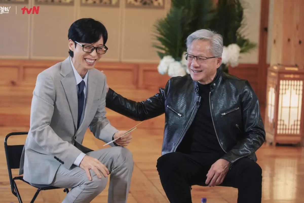 ▲黃仁勳（右）登上韓國國民綜藝《劉QUIZ》，同框主持人劉在錫（左），被笑稱史上最貴畫面：「2兆主持人和2000兆企業家（韓元）。」（圖／翻攝自IG@youquizontheblock）