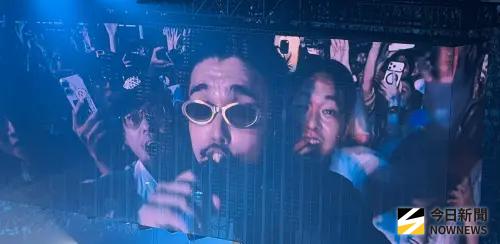 King Gnu小巨蛋四面台超屌！接力跳下來跑2圈　工作人員後面狂追