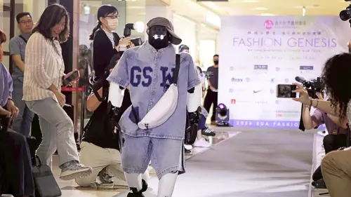 ▲義大服裝秀首次導入機器人表演與真人模特兒同台展演。（圖／義大世界購物廣場提供）