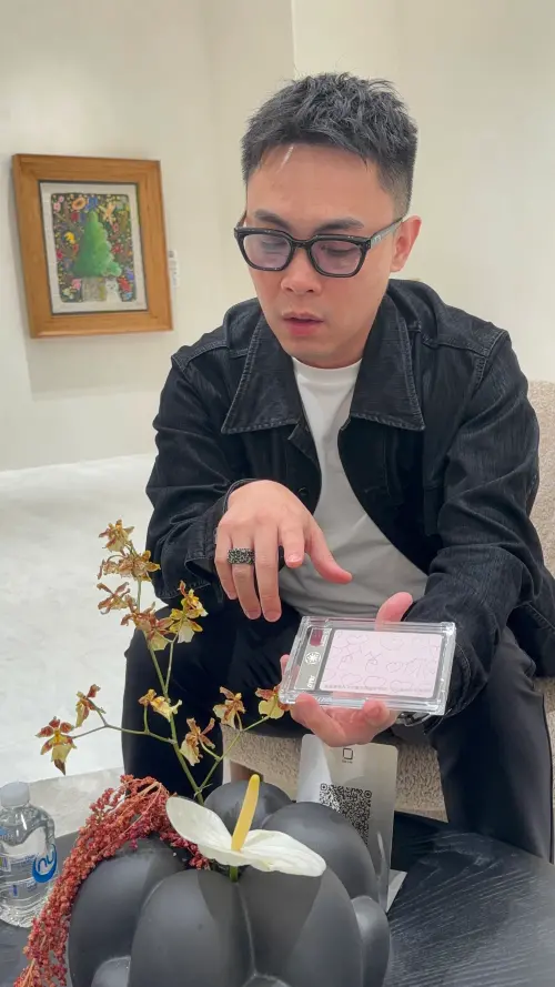 ▲Kim分享自己封裝了女兒親手寫的「爸爸我愛你」卡片，強調卡牌收藏不應僅限於商業價值，更在於記錄與傳承珍貴的生命回憶。（圖／記者金武鳳攝，2026.6.6)