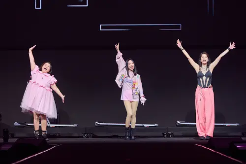▲孫淑媚（中）演唱會首日驚喜不斷，找來丁寧（右）、鍾欣凌（左）組成限定女團「SML」再次回歸。（圖／華貴娛樂提供）