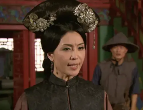 ▲伍詠薇（中）在《金枝慾孽貳》是女主角之一，近日在自己主持的談話節目上，揭露當年劇組裡有位「雙面人」女星，所做所為連她都看不下去。（圖／翻攝自 TVB Best Drama 熱播劇場 YT）