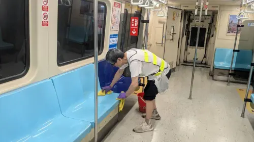 捷運驚見「摳腳大叔」傳惡臭！北捷：不聽勸最重罰7500元