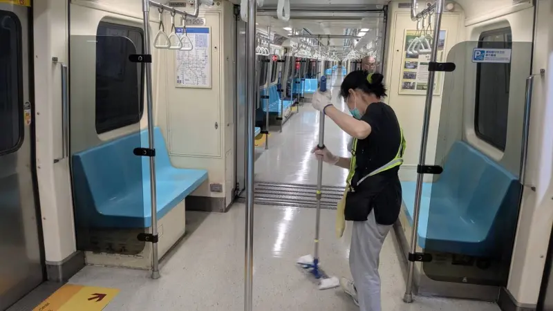 ▲台北捷運列車每日上線營運前均依標準作業程序完成清潔消毒作業。(圖/北捷公司提供)