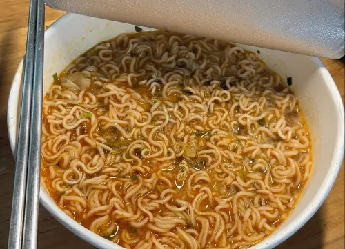 ▲隨緣麻奶鍋湯麵加入燕麥粉與豆漿粉，讓湯頭更加濃郁醇厚，就連平常不愛吃辣的小朋友也能接受。（圖／泡麵公社 泡麵俱樂部臉書）