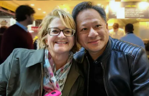 黃仁勳炸雞店甜吻老婆放閃！昔靠1句話搭訕成功　初戀直接娶回家