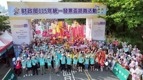 ▲財政部115年統一發票盃路跑，今(7)日上午萬人齊聚台南市安平區觀夕平台熱鬧開跑！（圖／主辦單位提供）