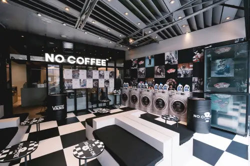 ▲NO COFFEE中山店Vans夏日限定快閃店，重現CORTIS形象照裡的場景，將洗衣房搬進咖啡廳，快來拍美照。（圖／Vans提供）