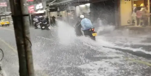 ▲板橋雙十路二段道路上已經有明顯積水，機車行駛過激起超大水花。（圖／翻攝Threads@13karamusic）