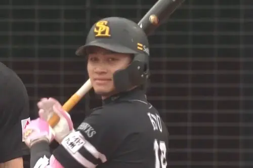 徐若熙解鎖「二刀流」體驗！150KM速球連續揮空吞K　露出尷尬笑容
