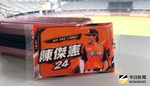 力抗百萬象迷！陳傑憲獨撐明星賽外野席次　賽前發送「拜票面紙」
